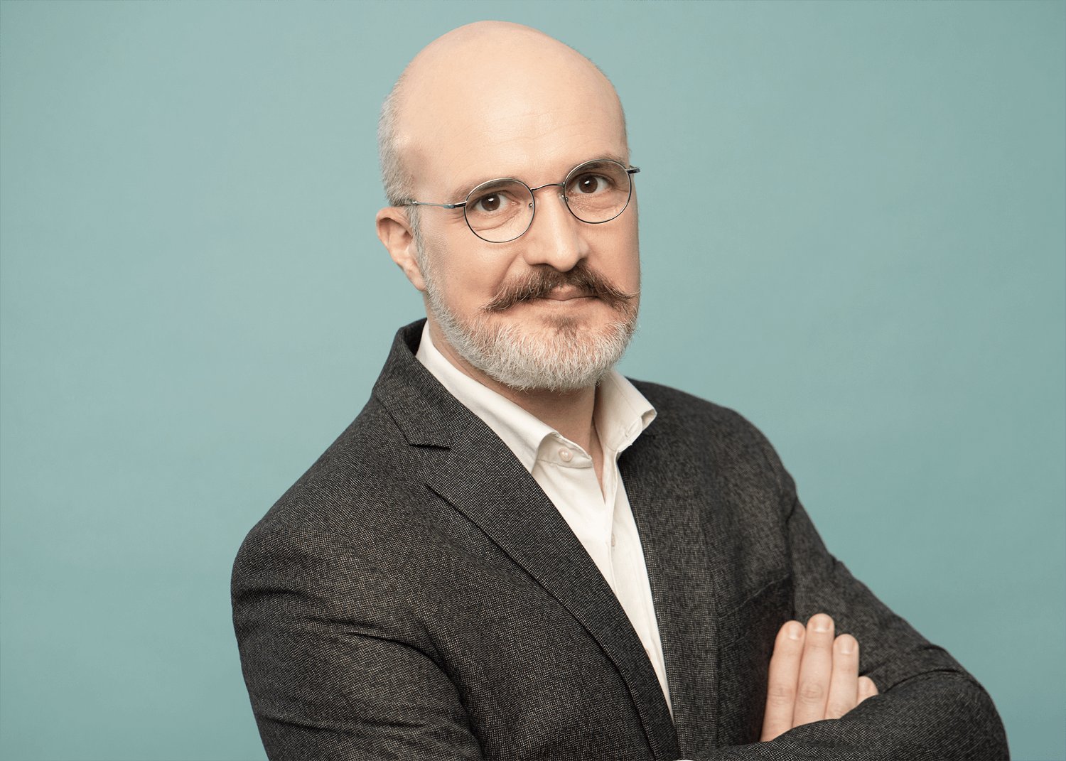 Portret biznesowy mężczyzny w jasnym wnętrzu — sesja wizerunkowa