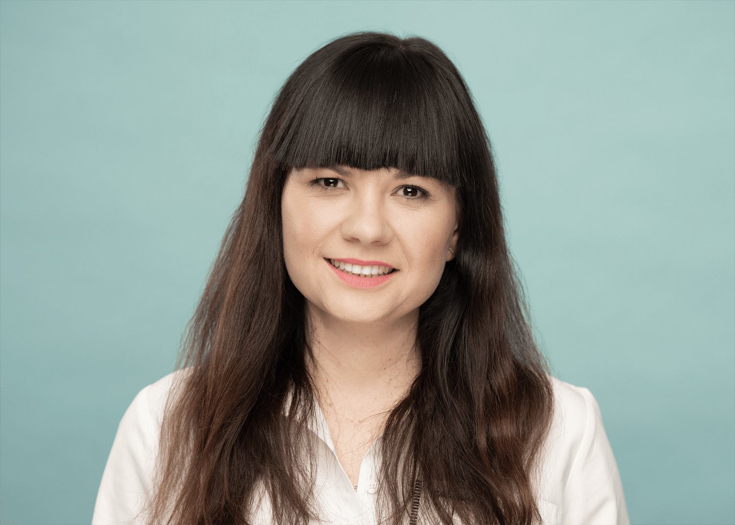Portret biznesowy kobiety w okularach — sesja wizerunkowa we wnętrzu