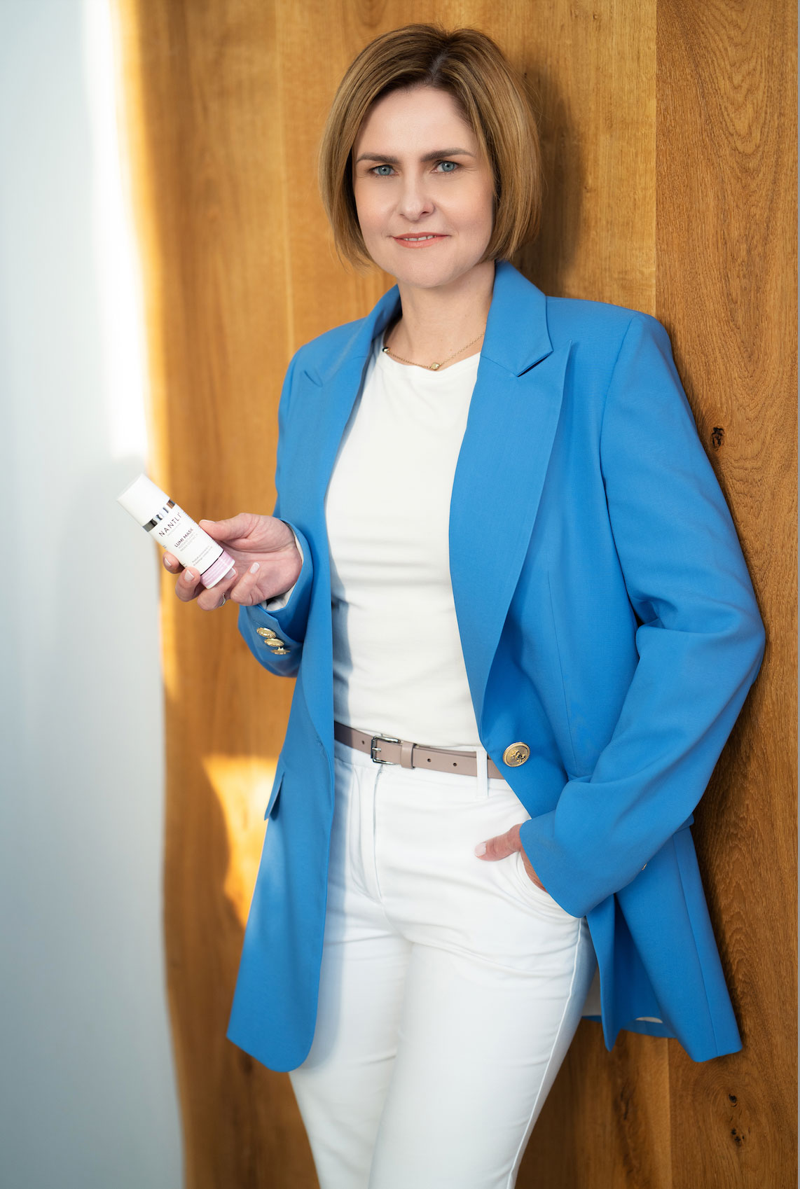 Portret biznesowy kobiety w niebieskim żakiecie