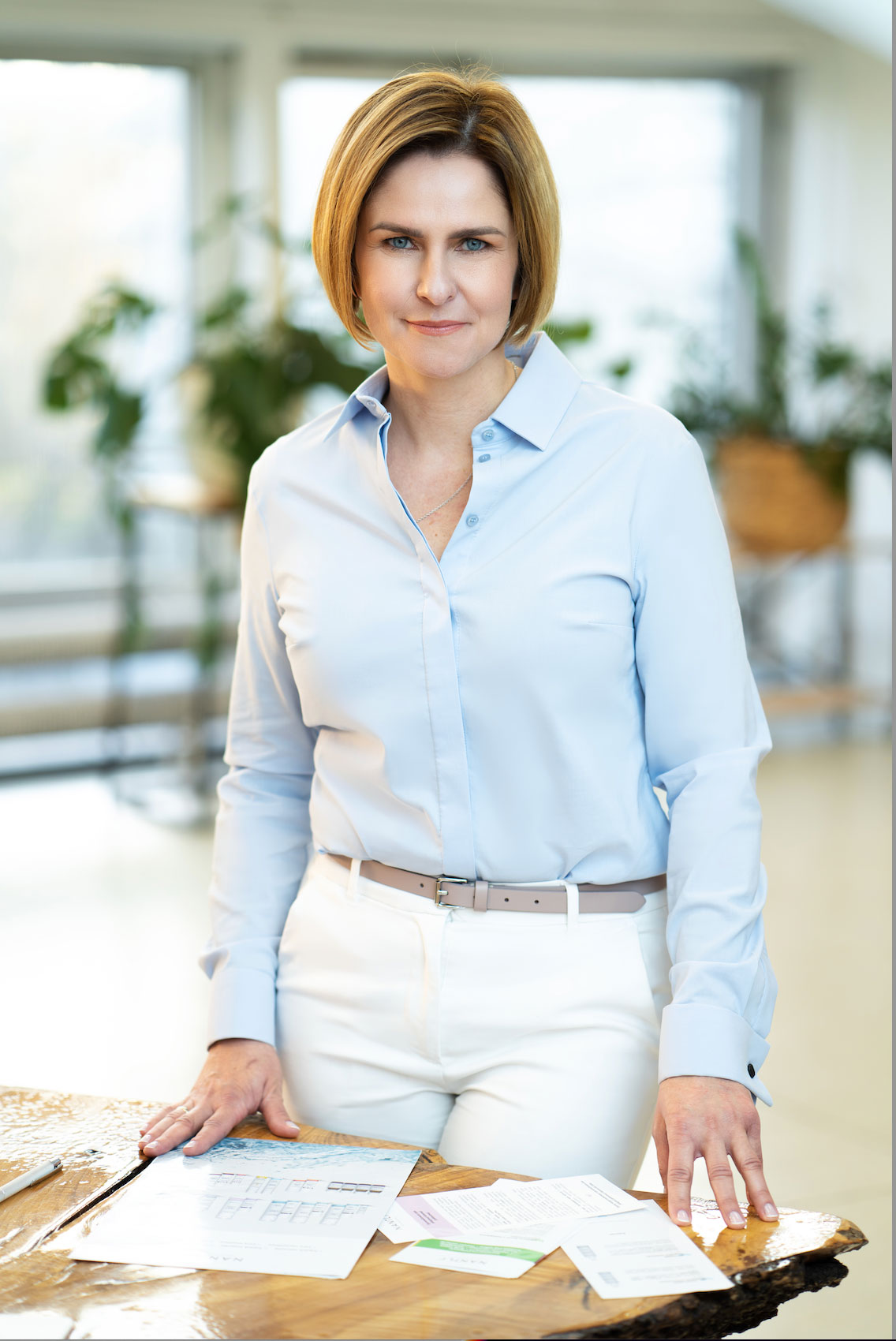 Portret biznesowy kobiety — sesja wizerunkowa we wnętrzu firmy