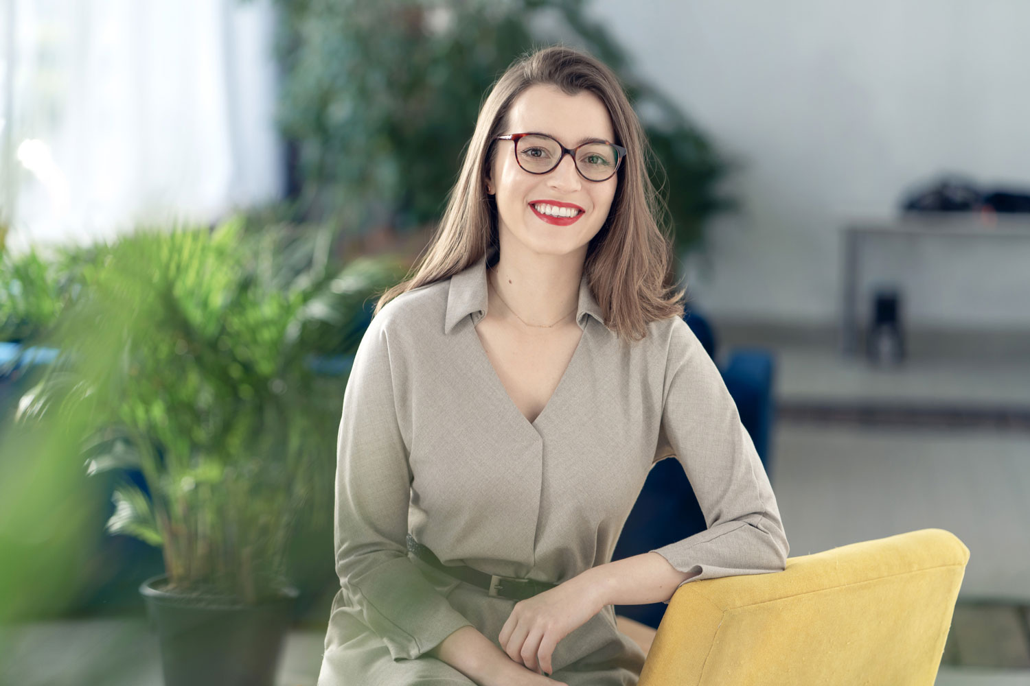 Studyjny portret biznesowy mężczyzny na turkusowym tle