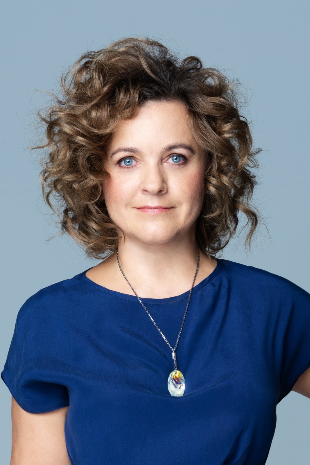 Anna Rulkiewicz — studyjny portret w granatowej bluzce