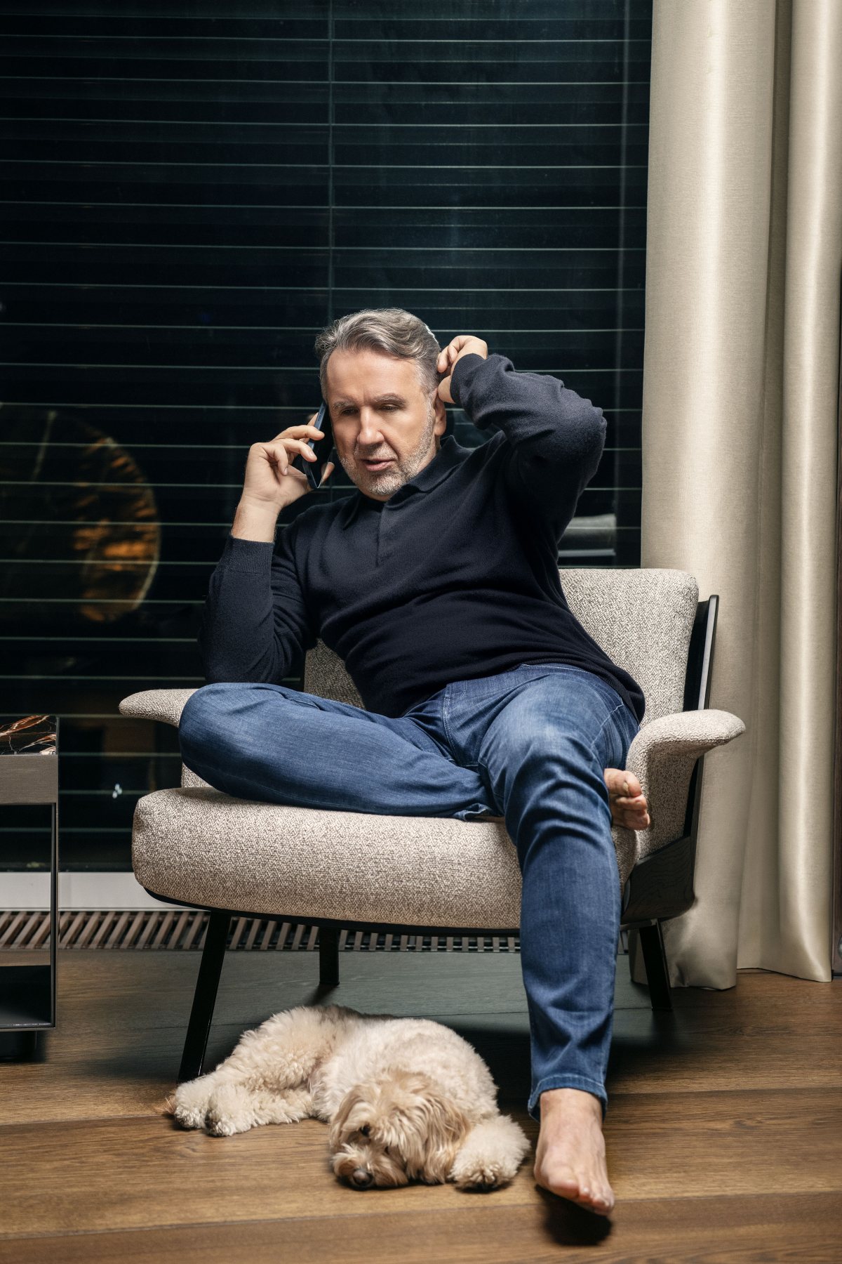 Michał Sołowow — portret z telefonem, sesja dla Forbes Polska