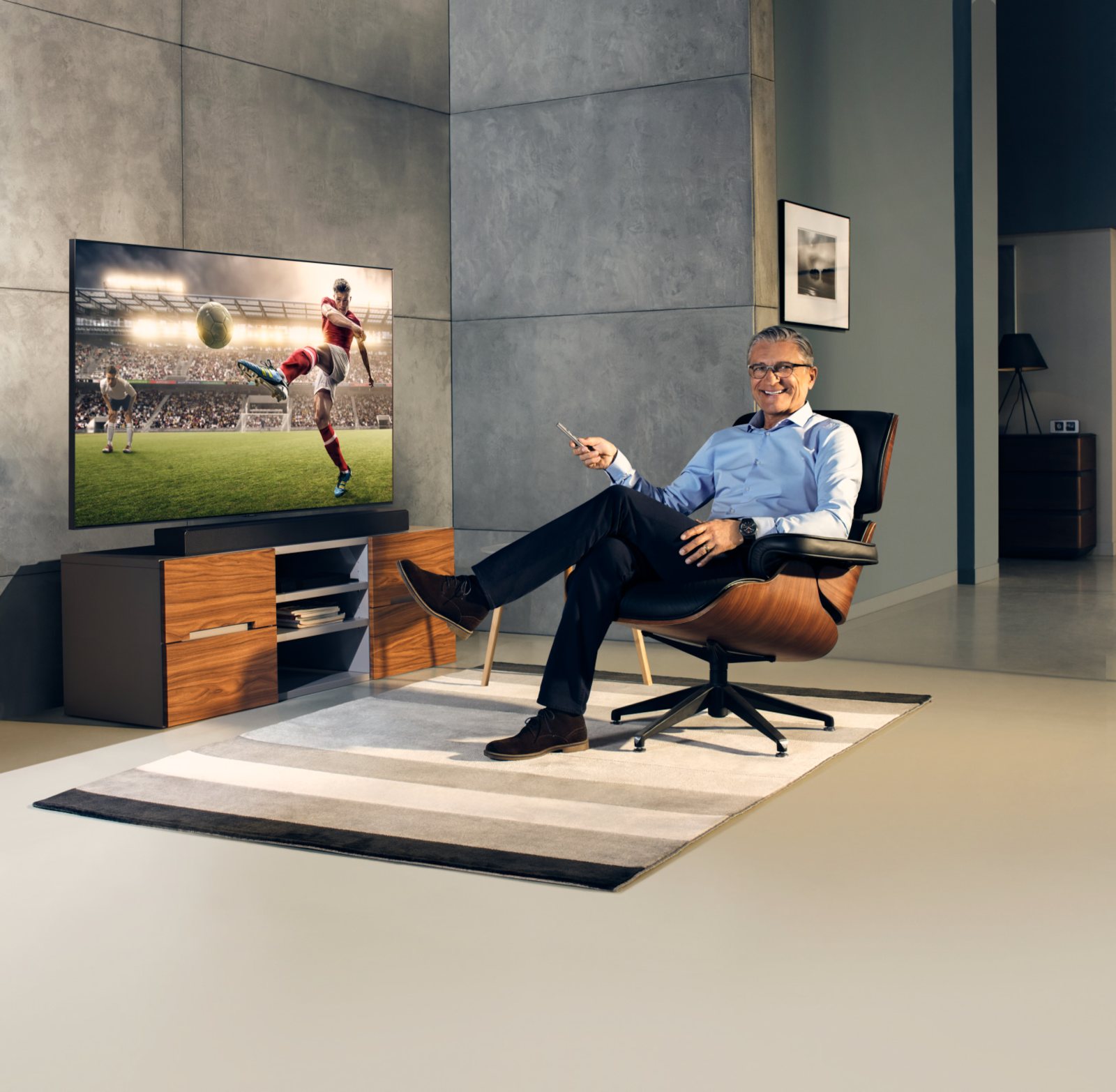 Adam Nawałka — kadr z fotelem i telewizorem, kampania Samsung