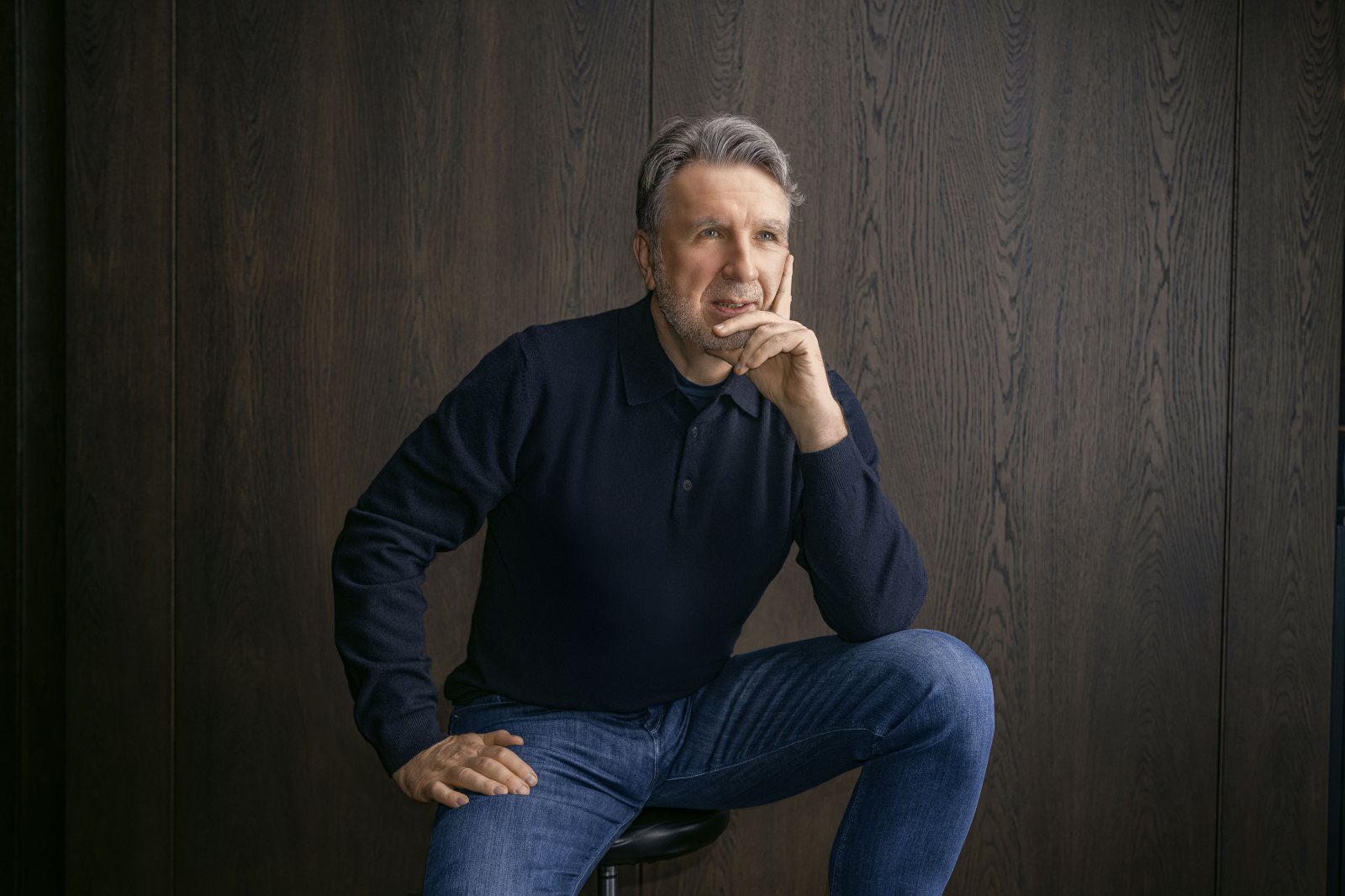 Michał Sołowow — portret executive w ciemnym wnętrzu