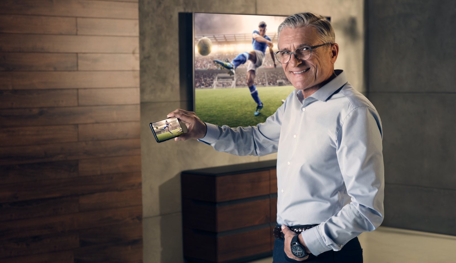 Adam Nawałka — kadr lifestyle z telefonem, Samsung
