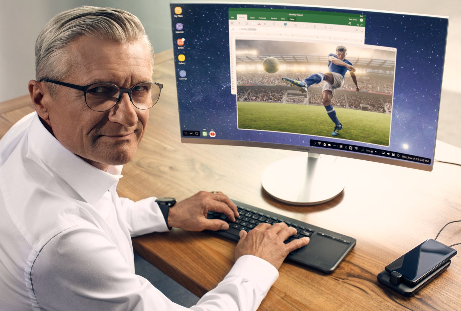 Adam Nawałka — przy biurku z monitorem, Samsung