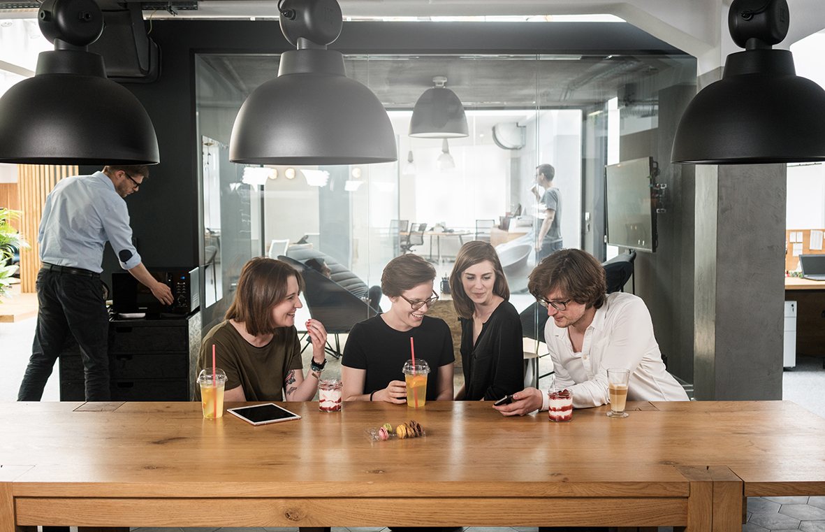 Pakiet Pracownicy Plus — zespół przy wspólnym stole, zdjęcia employer brandingowe