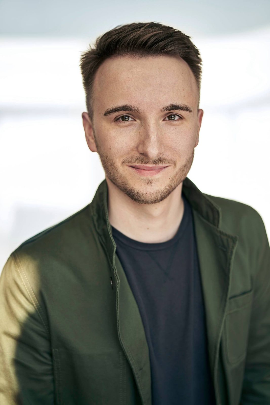 Łukasz Żelazek — portret wizerunkowy w zielonej marynarce