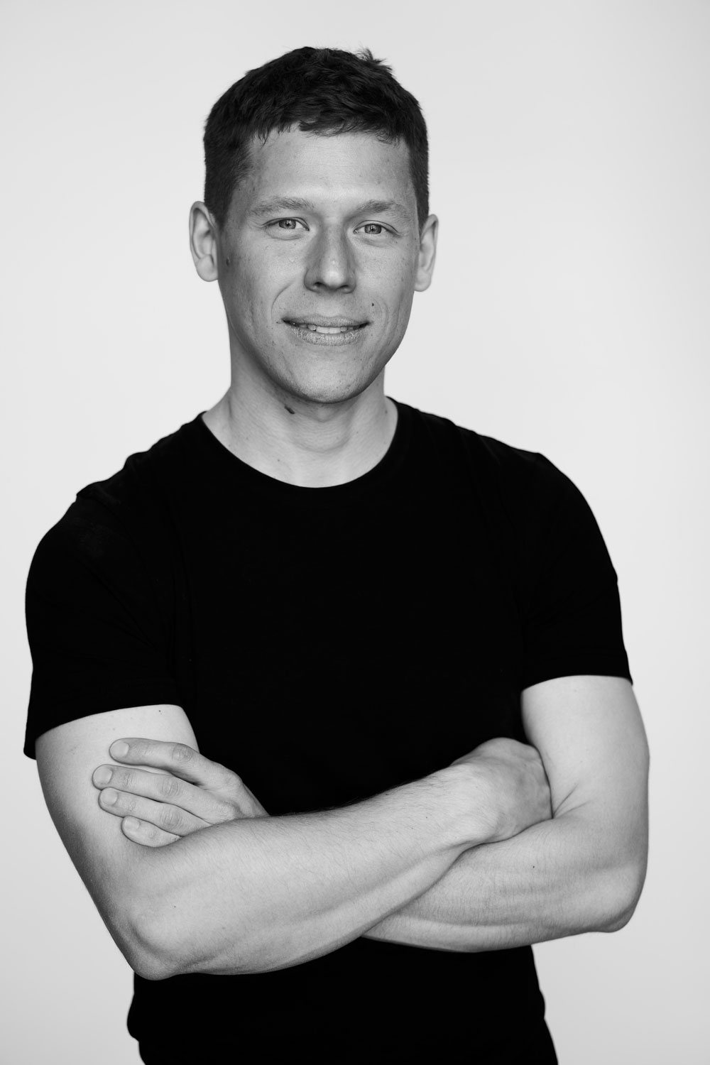 Igor — terapeuta manualny, portret czarno-biały
