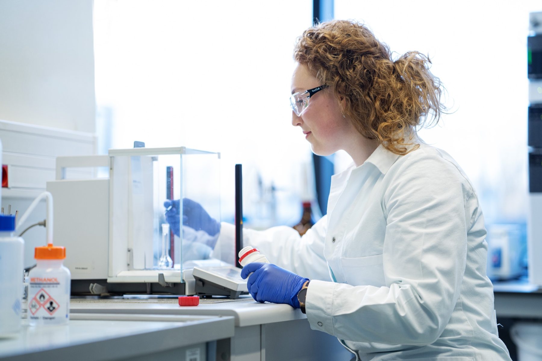 Precyzyjne ważenie odczynników — detal procesu laboratoryjnego
