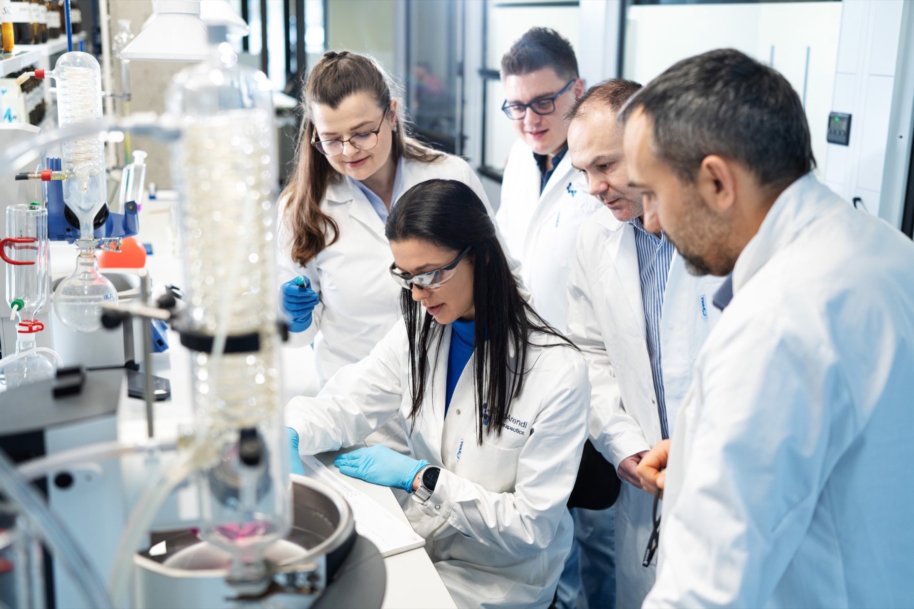 Molecure — zespół laboratoryjny przy pracy, panorama