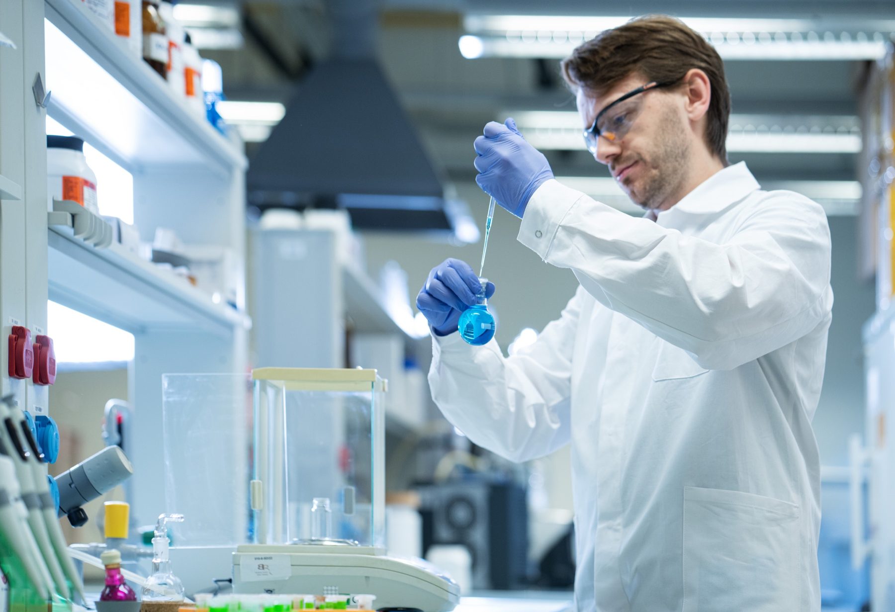 Praca z pipetą w laboratorium — fotografia dla firmy biotech
