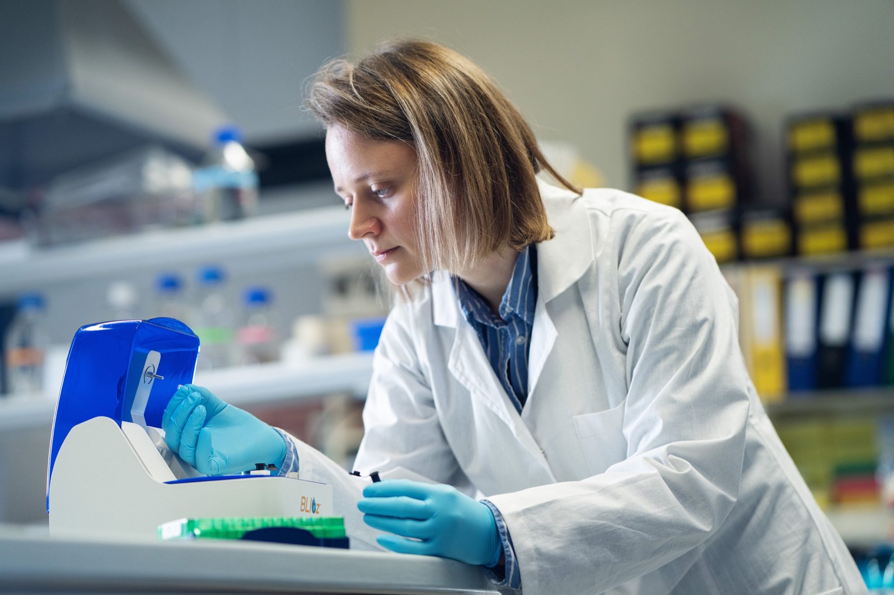 Przygotowanie testu laboratoryjnego — kadr reportażowy