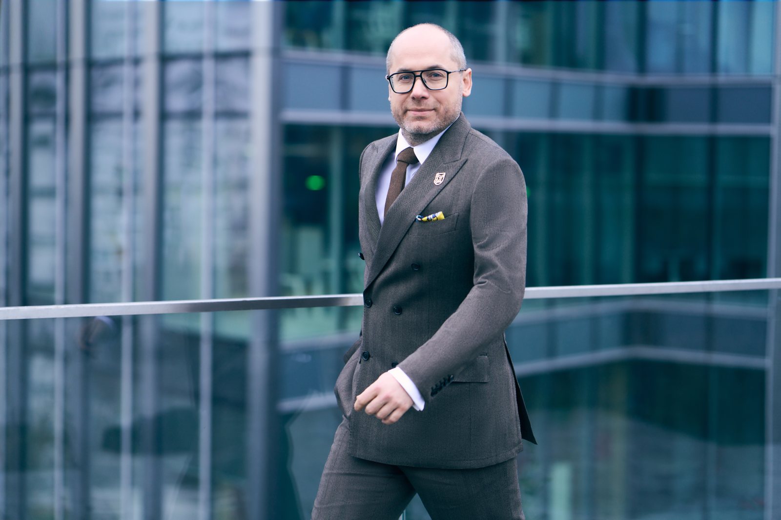 Dr n. med. Artur Drobniak, prezes Okręgowej Izby Lekarskiej w Warszawie — sesja plenerowa, kadr 2