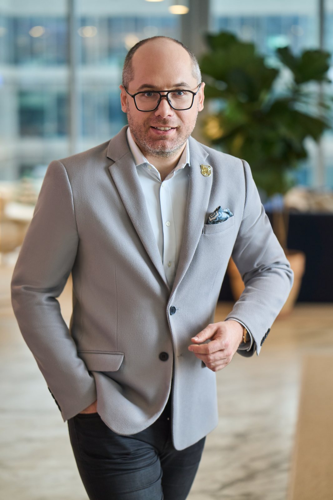 Dr n. med. Artur Drobniak, prezes Okręgowej Izby Lekarskiej w Warszawie — sesja plenerowa, kadr 5